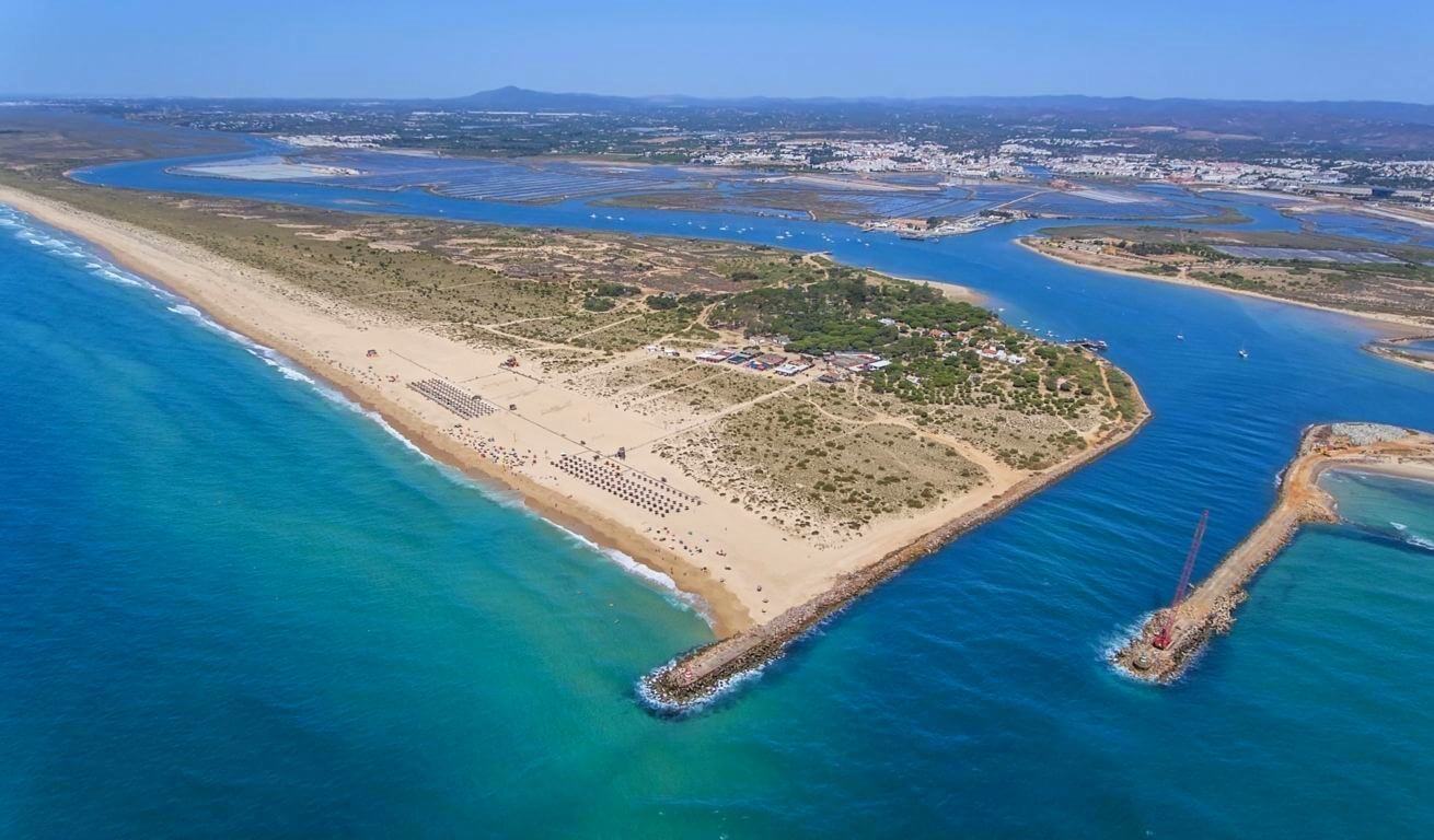 Ilhas do Algarve em redor de Tavira