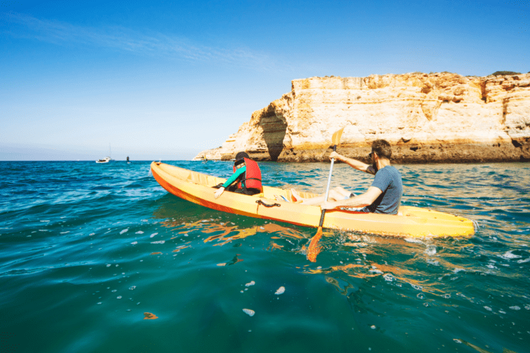 Excursion en kayak sur la plage de Benagil
