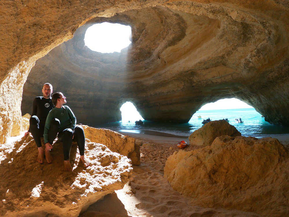 Coucher de soleil SUP dans les grottes de Benagil