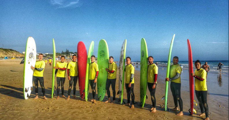 2 horas de clases de surf en grupo en Albufeira