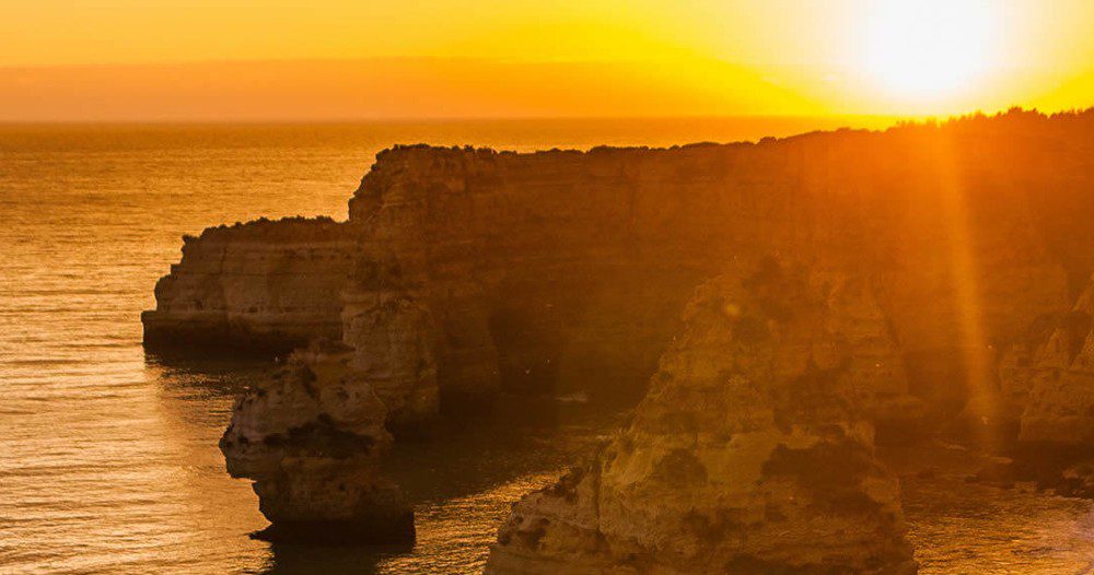 Viagem de barco ao pôr-do-sol de Portimão à Algarve de Benagil
