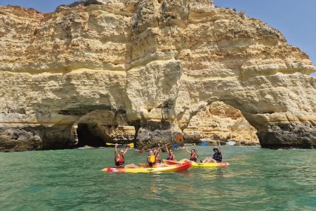 Kayak doble para alquilar en la playa de Benagil